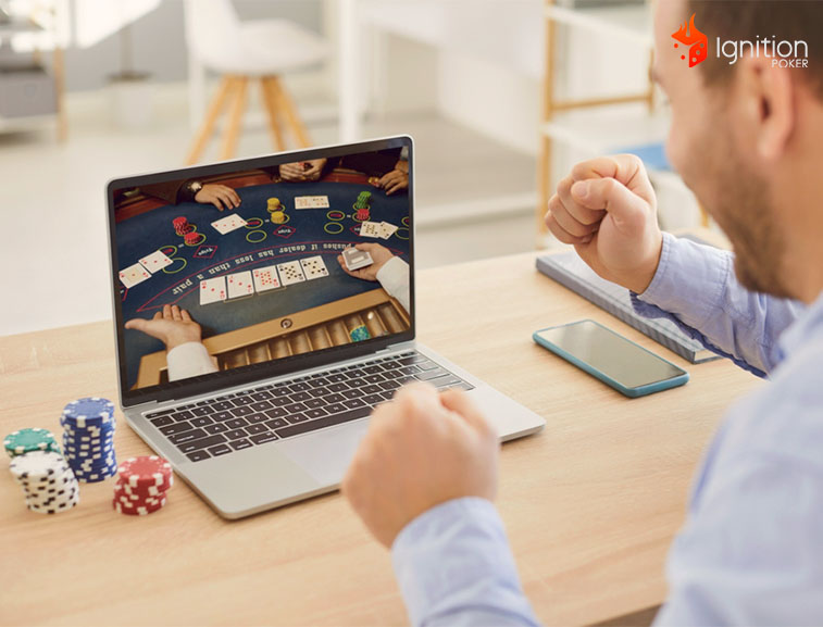 blackjack online ignition Hombre jugando al blackjack online