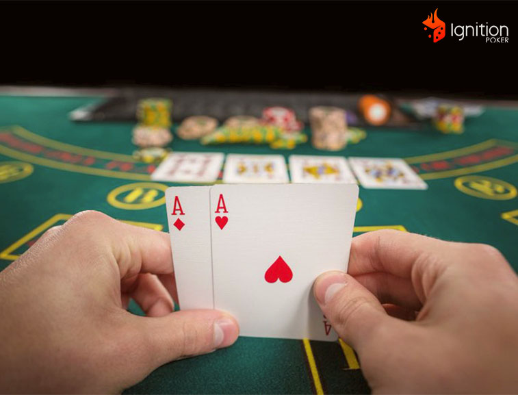 cartas importantes blackjack Par de ases en mano en la mesa de blackjack
