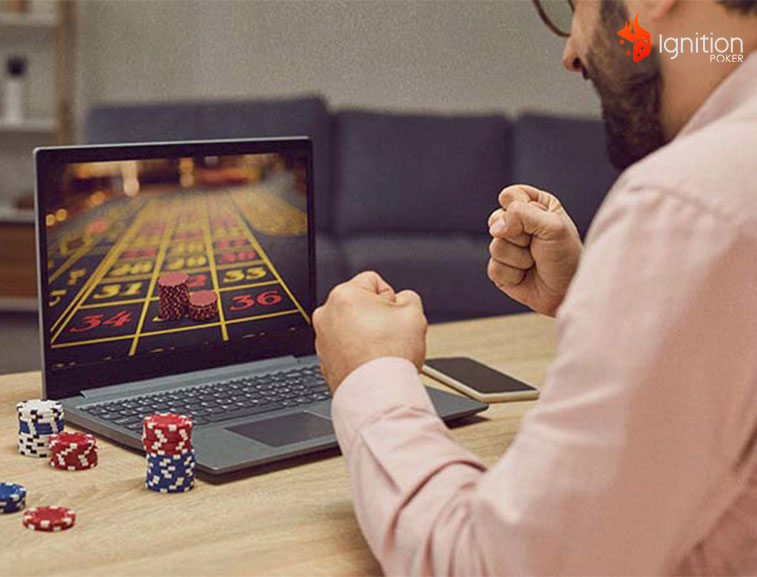 casino online apostar Hombre jugando ruleta en una computadora