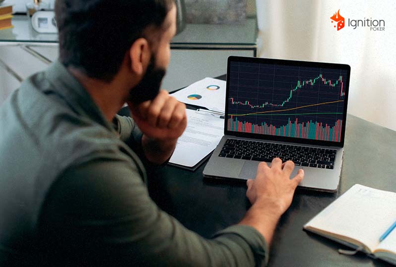 homem criptomoeda dinheiro Homem sentado de frente para o computador observando gráficos