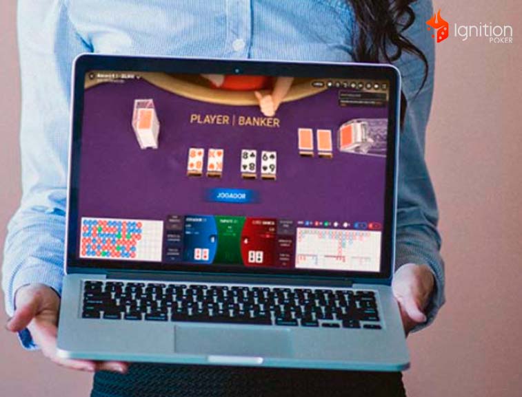 jogar bacara online texto: Mulher segurando computador com o lobby do jogo bacará