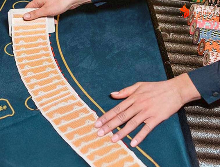 jogo bacara cassino Dealer distribuindo as cartas do bacará