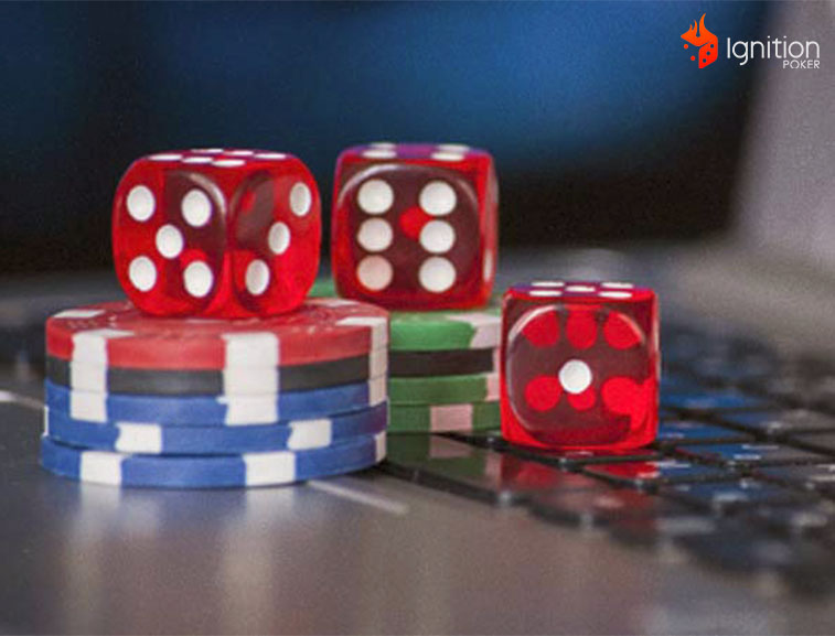 jugar dados online Dados y fichas de casino sobre una computadora