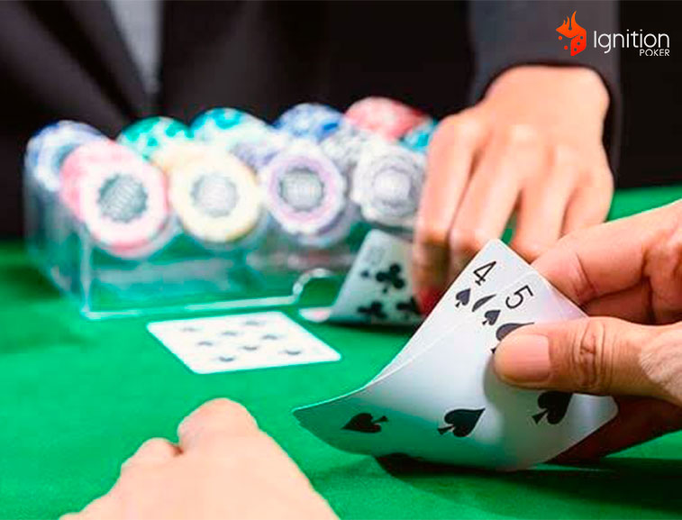 mano cartas baccarat Jugador levantando sus dos cartas en baccarat