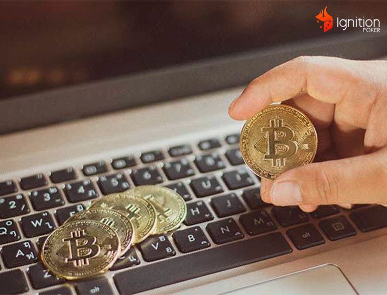 mano sosteniendo bitcoin Mano sosteniendo moneda de bitcoin