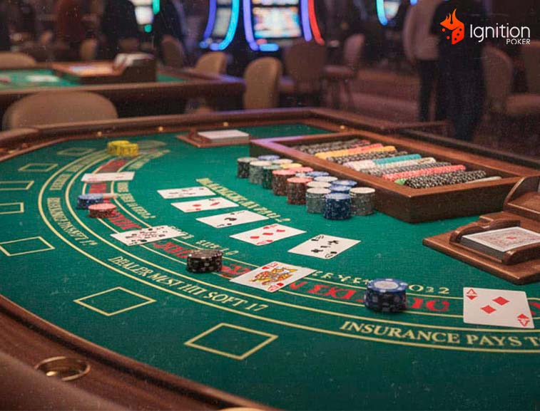 mesa blackjack cassino Foco na mesa de blackjack com cartas de baralho e fichas