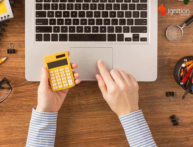 seguranca deposito cassino Pessoa com calculadora em mãos em frente de um computador
