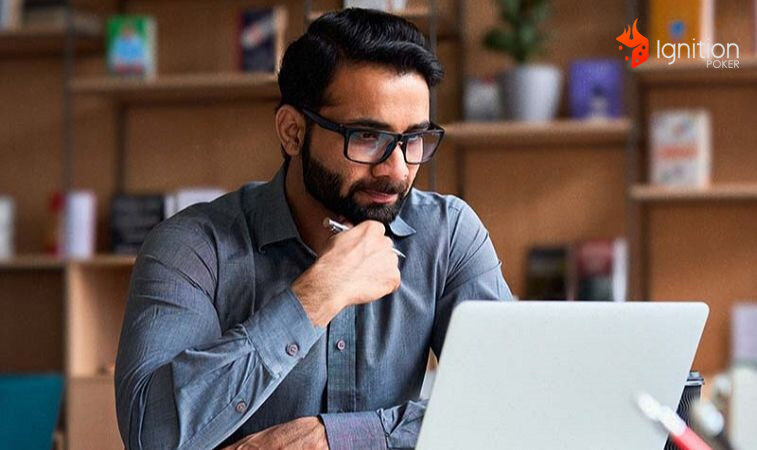 jogador poker online Homem concentrado em frente ao laptop