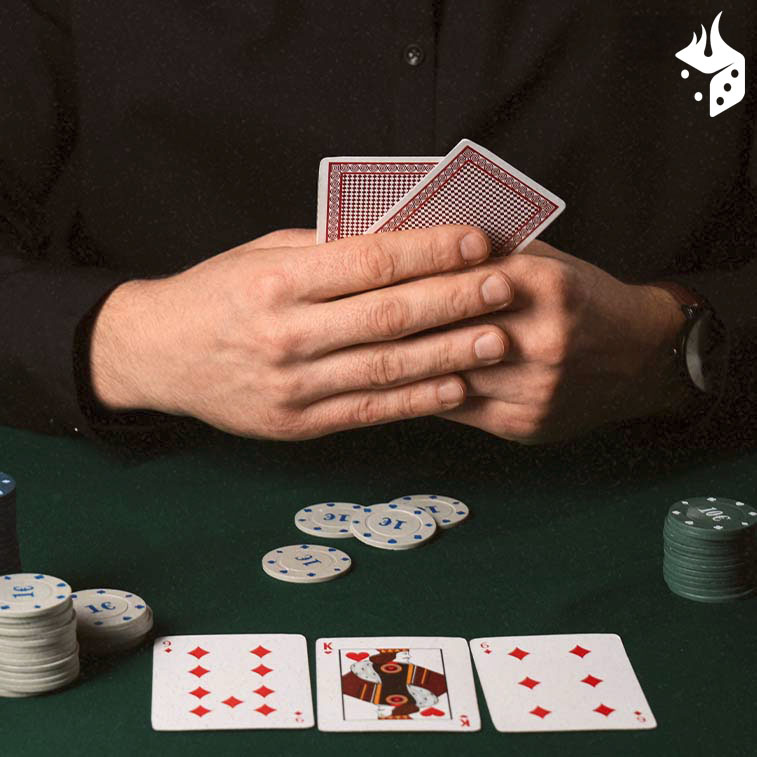 apostar poker casino Hombre con cartas de poker en manos