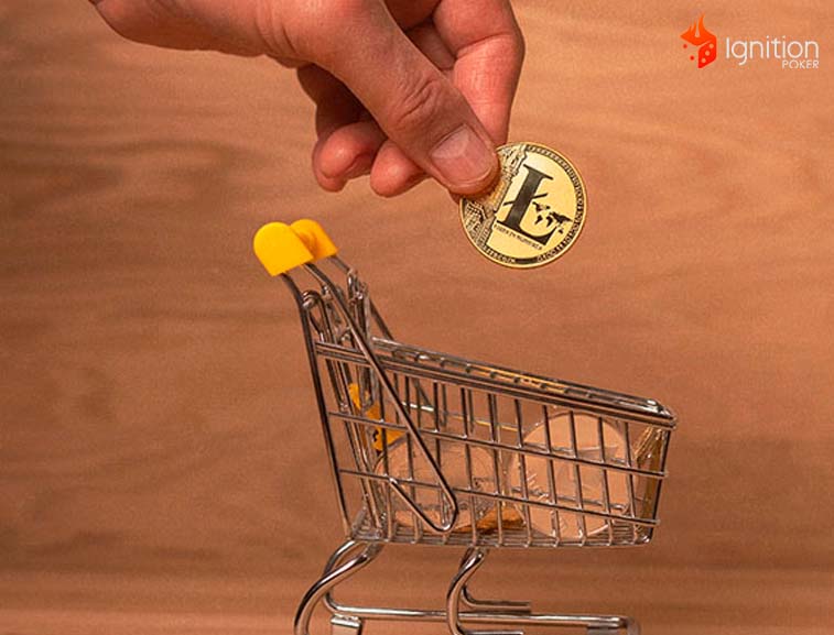 apuestas litecoin casino Una persona poniendo monedas de Litecoin en un carrito de compras