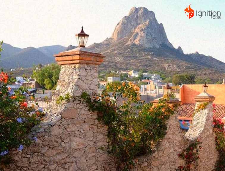bernal queretaro mexico vista de Peña de Bernal desde la ciudad de Querétaro
