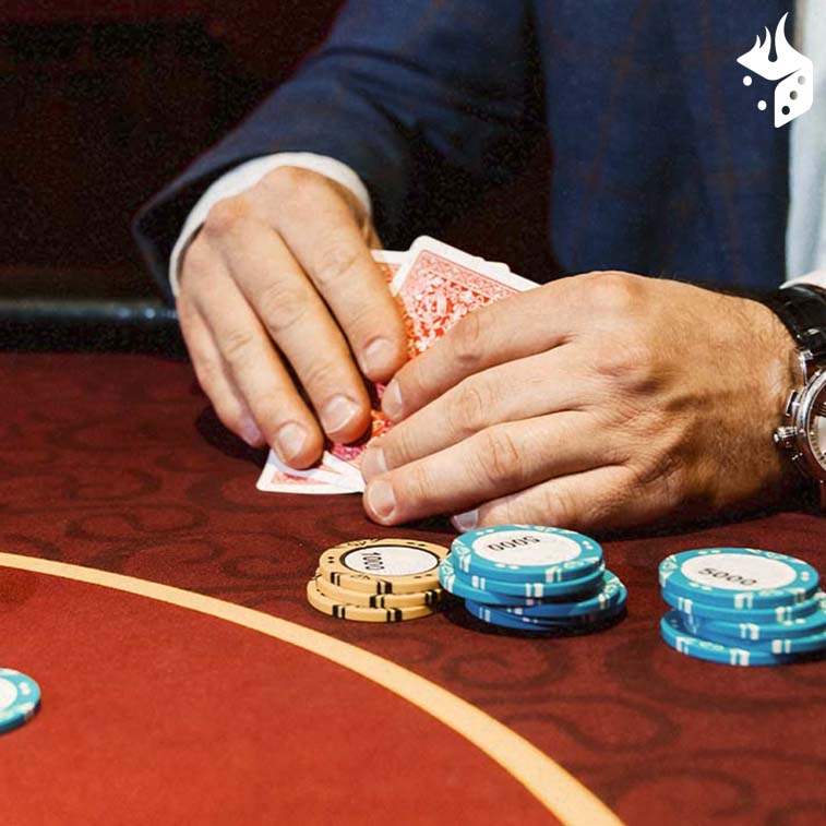 jugador casino poker Hombre jugando al poker físico junto a sus fichas