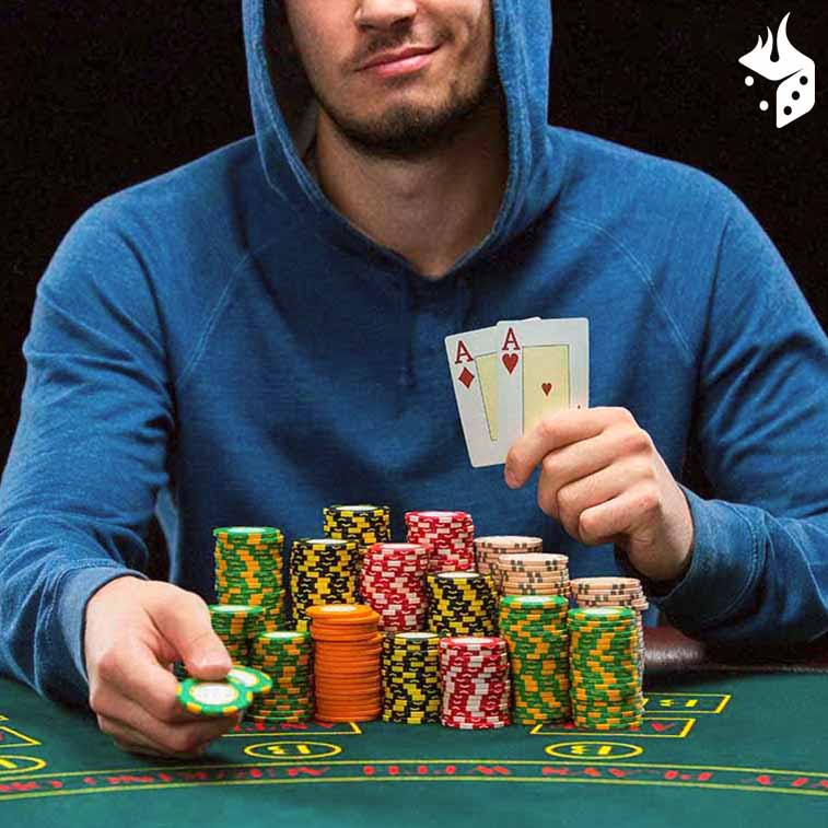 jugador poker fichas Hombre con fichas y cartas de poker en la mano