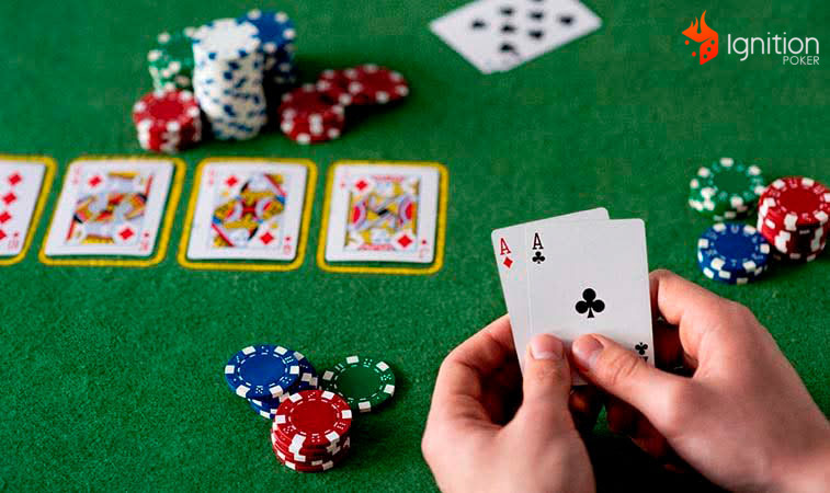 mesa poker cartas Manos con cartas en mesa de poker