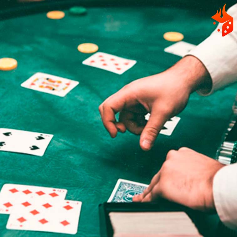 mesa poker morelia dealer levantando carta en mesa de casino