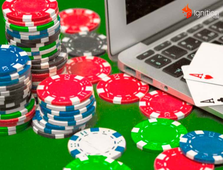 torneos poker mexico computadora rodeada por fichas de poker y doble de ases