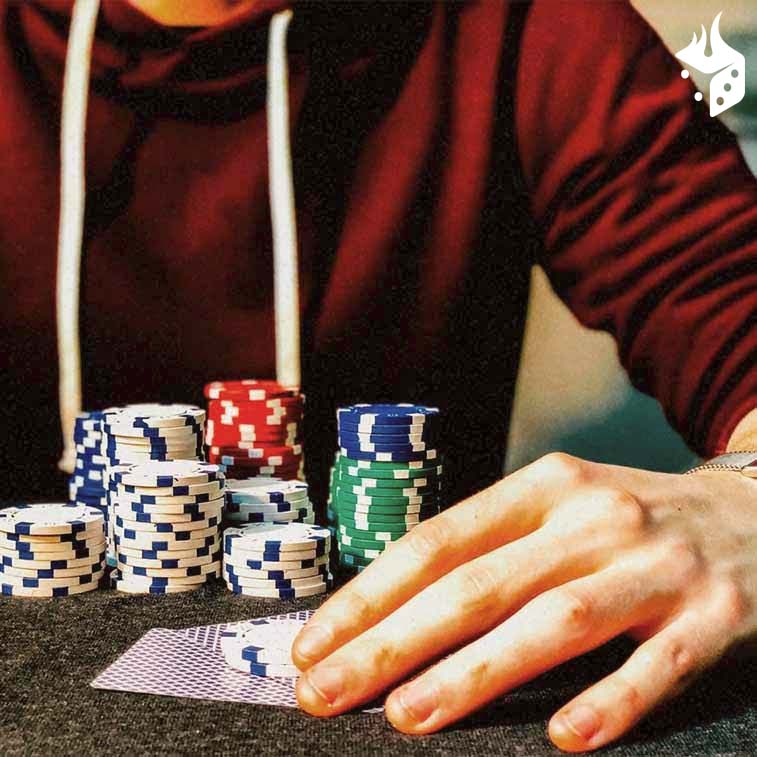 dominio odds poker Persona con cartas y fichas de poker