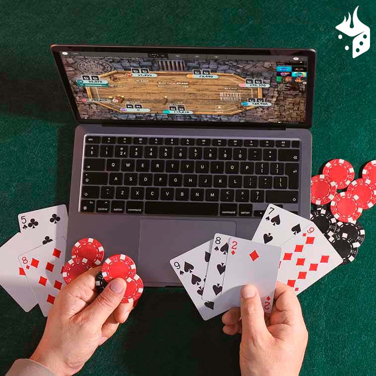 fichas cartas poker Computadora y manos con cartas y fichas de poker