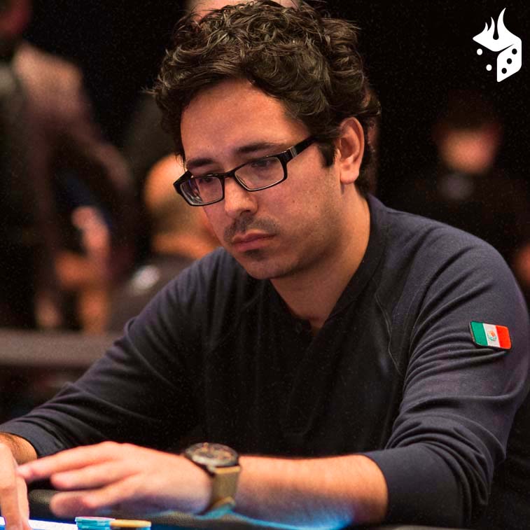 angel guillen poker 1 Ángel Guillén jugando al poker con fichas en manos