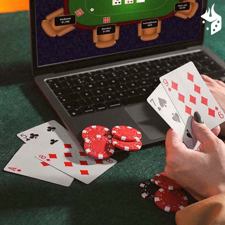 apostar poker online 1 Persona jugando poker online con cartas en la mano