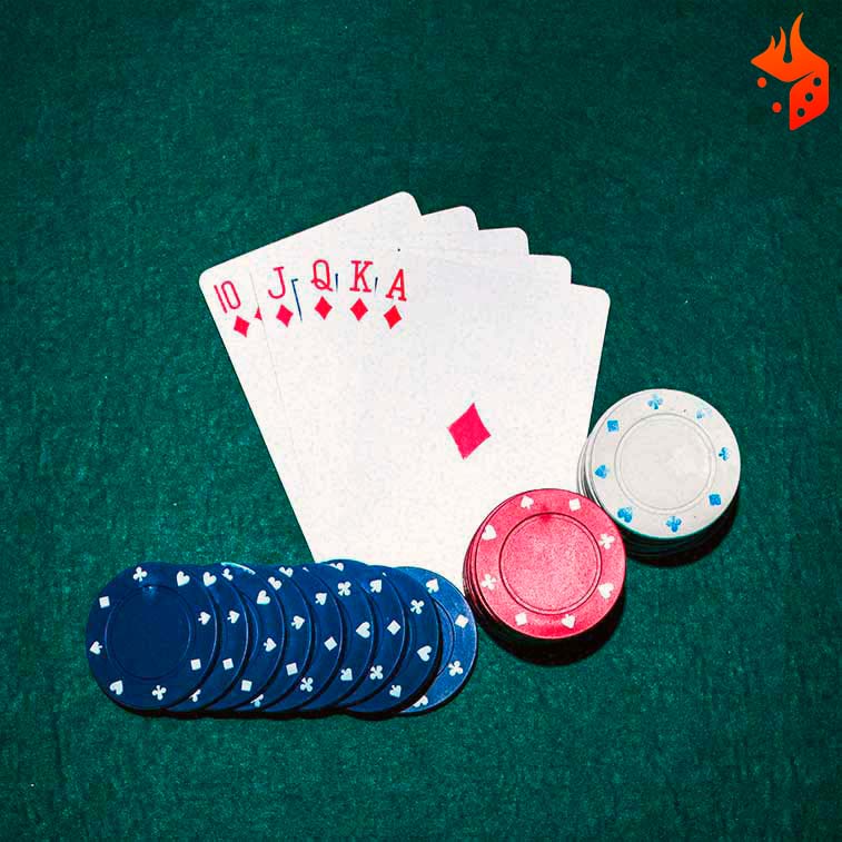 barajas poker cartas Cartas de baraja arriba de una mesa de poker al lado de fichas del juego