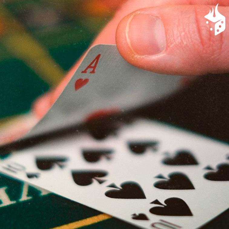 cartas juego poker Persona mirando sus cartas en una ronda de poker