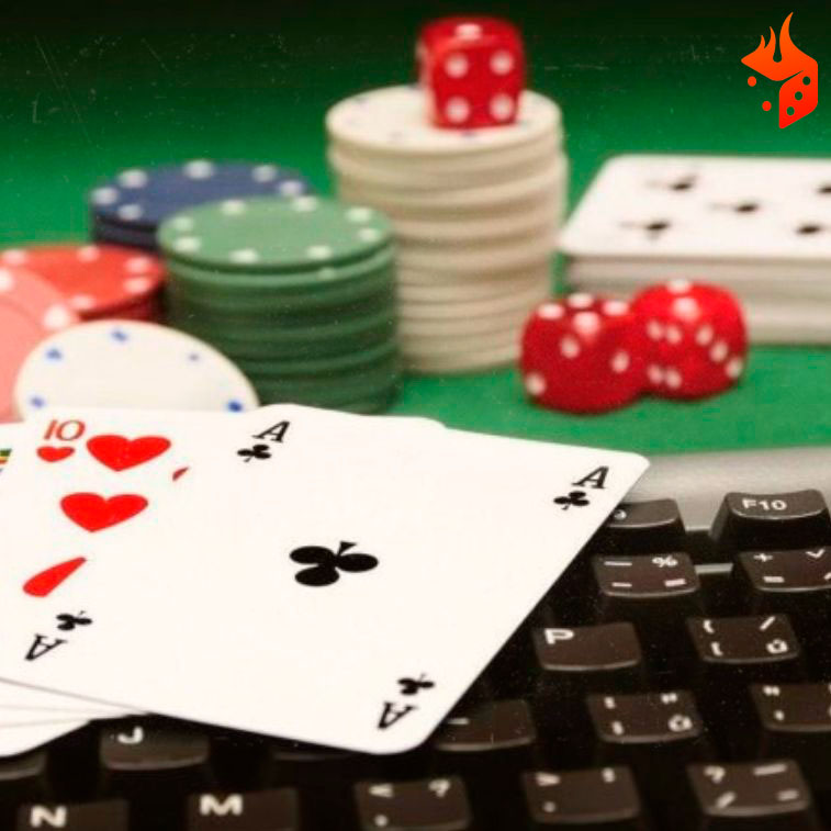 como jugar poker Text: Cartas de poker encima de un teclado