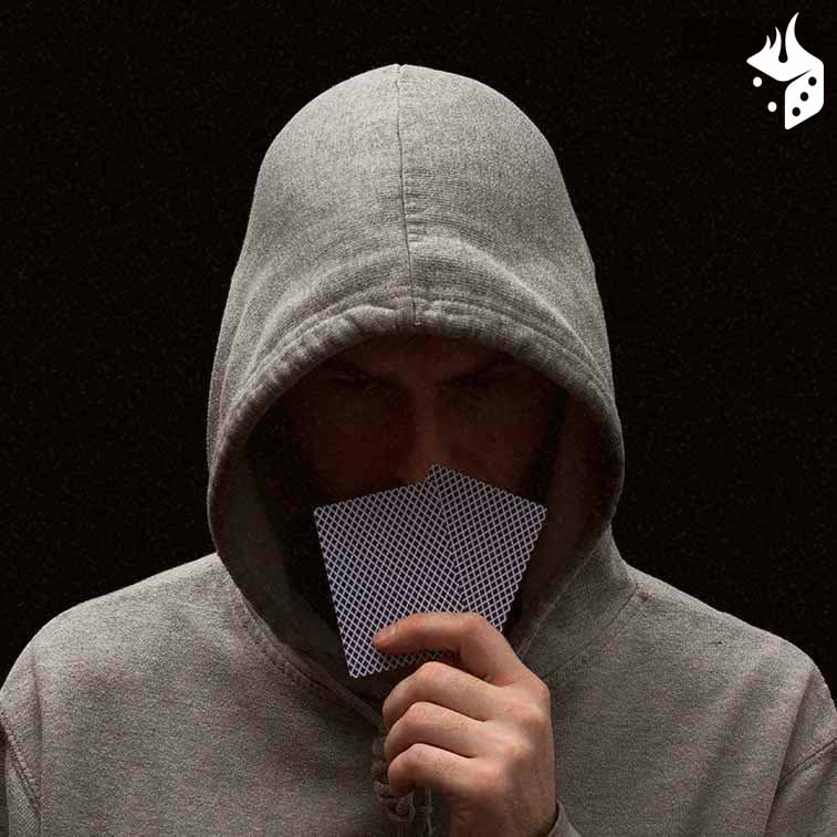 fernando lamadrid hermosillo Jugador encapuchado con cartas en la mano