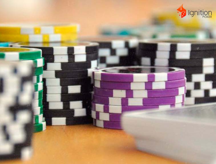 fichas poker potosi Fichas y cartas de poker sobre una mesa