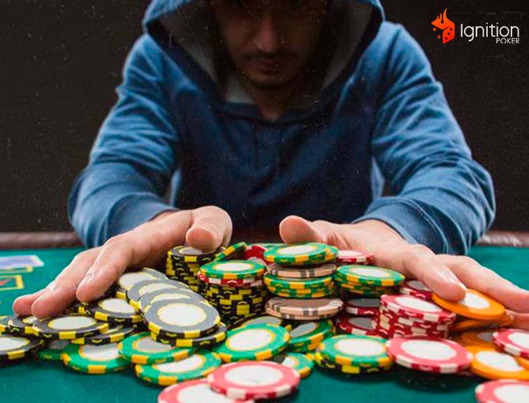 jugador poker loose Jugador juntando sus fichas para un all-in