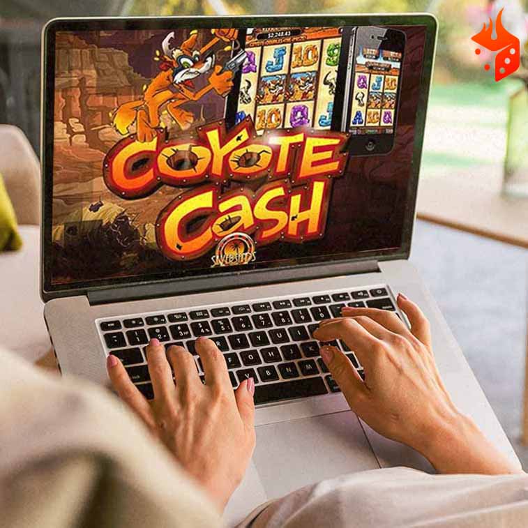 jugar slots deserticos 1 Persona jugando coyote cash en computadora