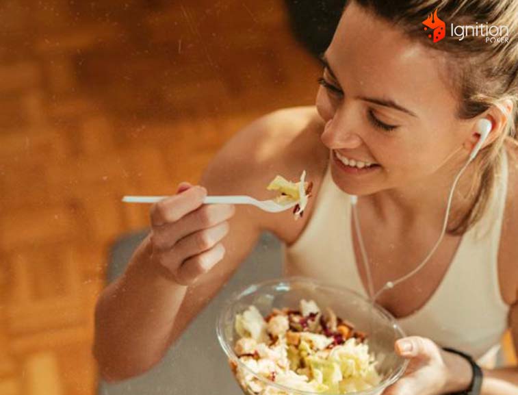mujer comiendo casa Mujer comiendo algo refrescante