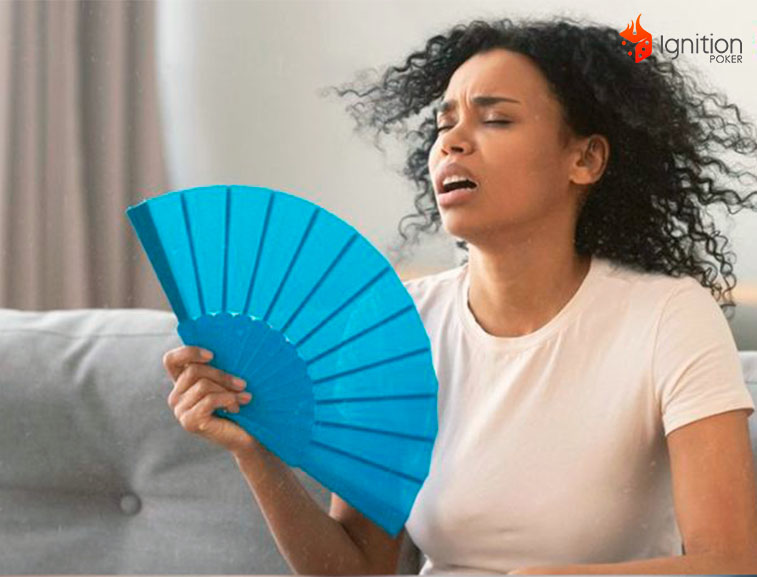 ola calor mexico Mujer con calor, abanicándose con un abanico azul.