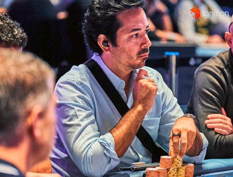 poker angel guillen Ángel Guillén jugando poker con fichas en mano en un torneo en vivo