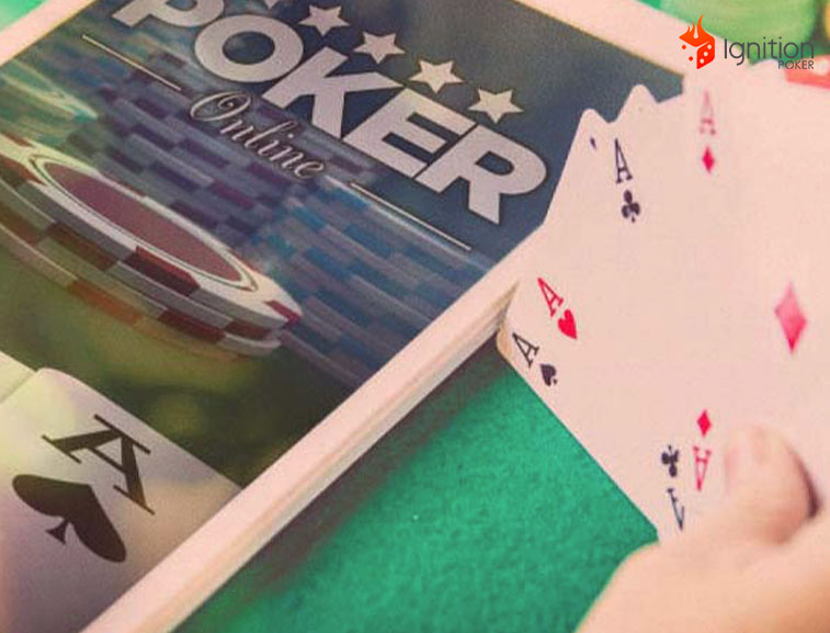 poker online apostar Mano con cartas de poker al lado de tablet