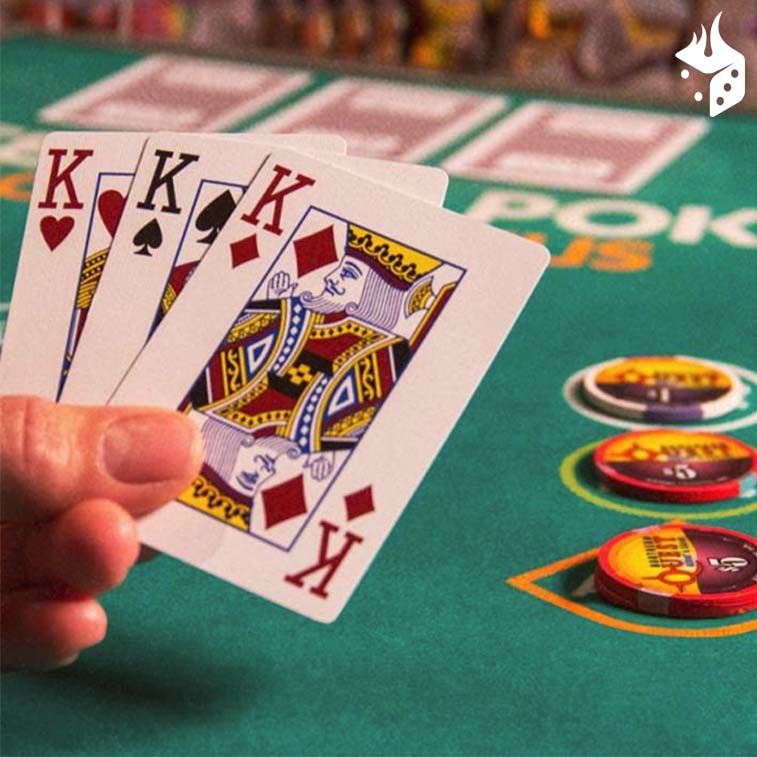 poker tres cartas 1 Mano con 3 cartas en mesa de poker