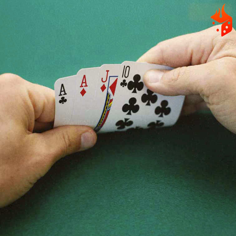 pot limit omaha Persona con sus cartas en un juego de poker