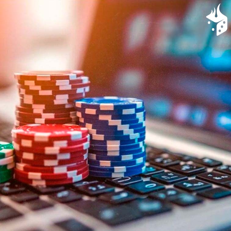 vida nocturna Fichas de poker arriba del teclado del la laptop