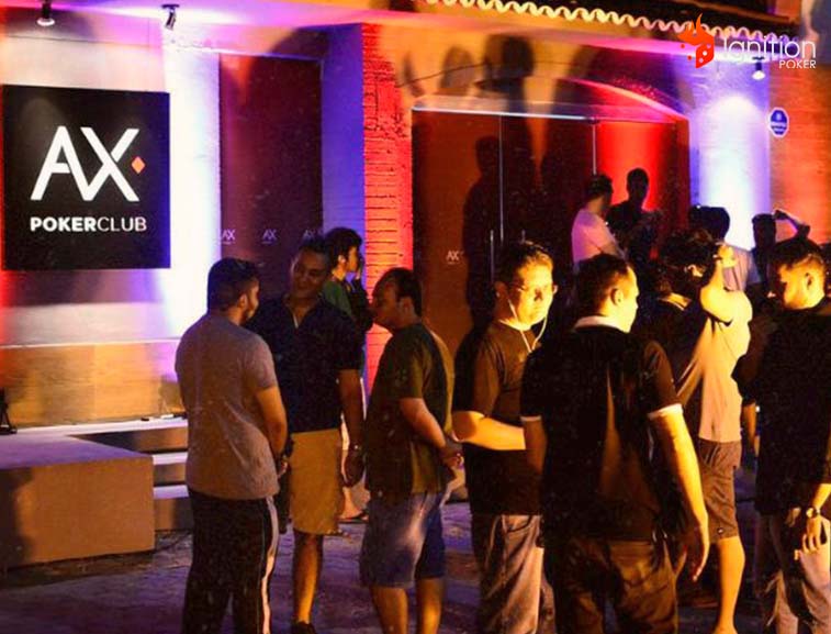 AX poker club Pessoas interagindo na entrada do AX Poker Club