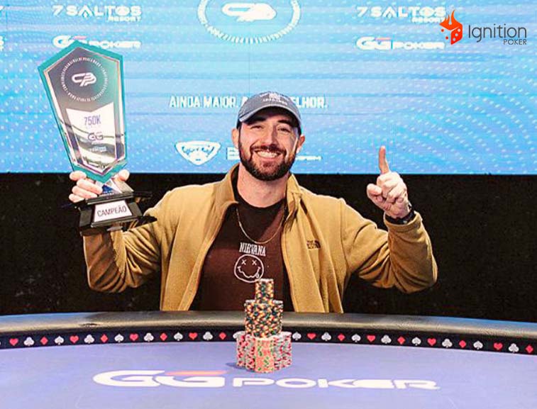 CPP poker Curitiba Gustavo Metzler Pontes posando com o seu troféu do Campeonato Paranaense de Poker