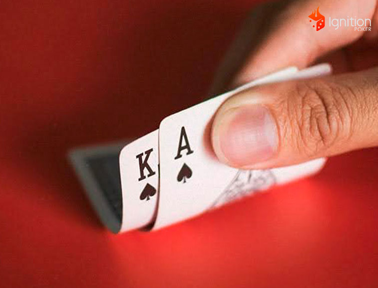 cartas as rey Mano levantando un par de cartas.