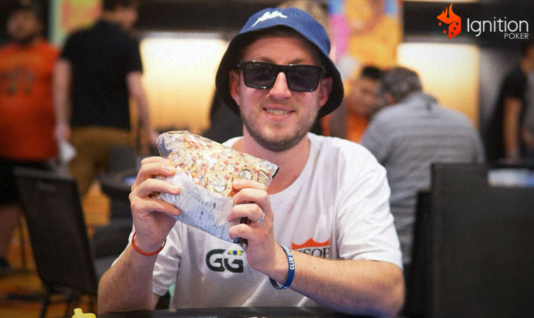 mark lacoste poker Mark Lacoste sosteniendo bolsa de fichas de poker