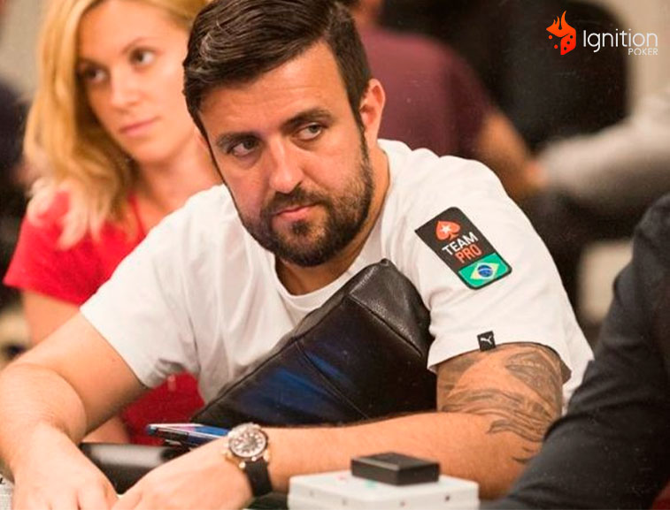 andre akkari poker André Akkari concentrado em um torneio de poker
