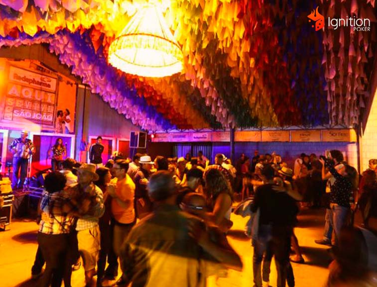 festa forro danca Pessoas dançando forró em uma festa