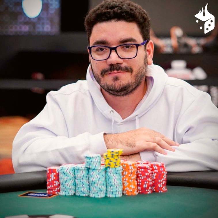 joao bauer stack João Bauer com stack de fichas de poker
