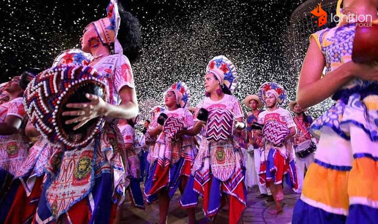 maracatu danca recife Bloco de Maracatu desfilando em Recife com instrumentos musicais