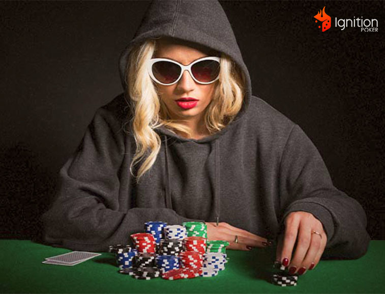 jugar cara poker Mujer con anteojos jugando poker