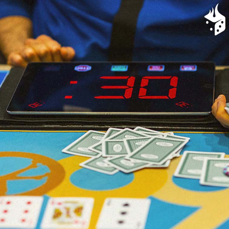 poker action clock partida de poker em curso com cartas do jogo na mesa e um relógio contabilizando 30 segundos
