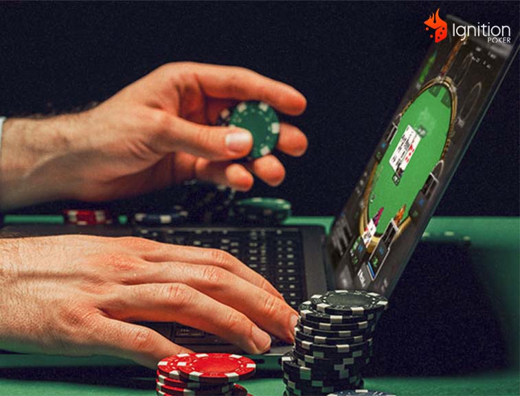 torneios add on homem segurando uma ficha de poker com um computador aberto em um torneio de poker