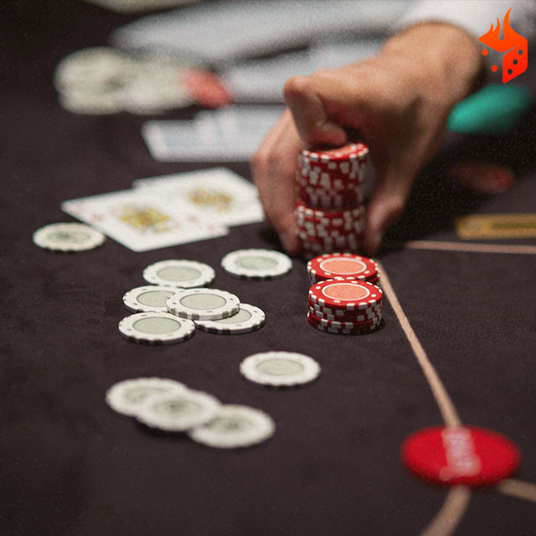 apostar pot committed Jugador moviendo fichas en la mesa de poker
